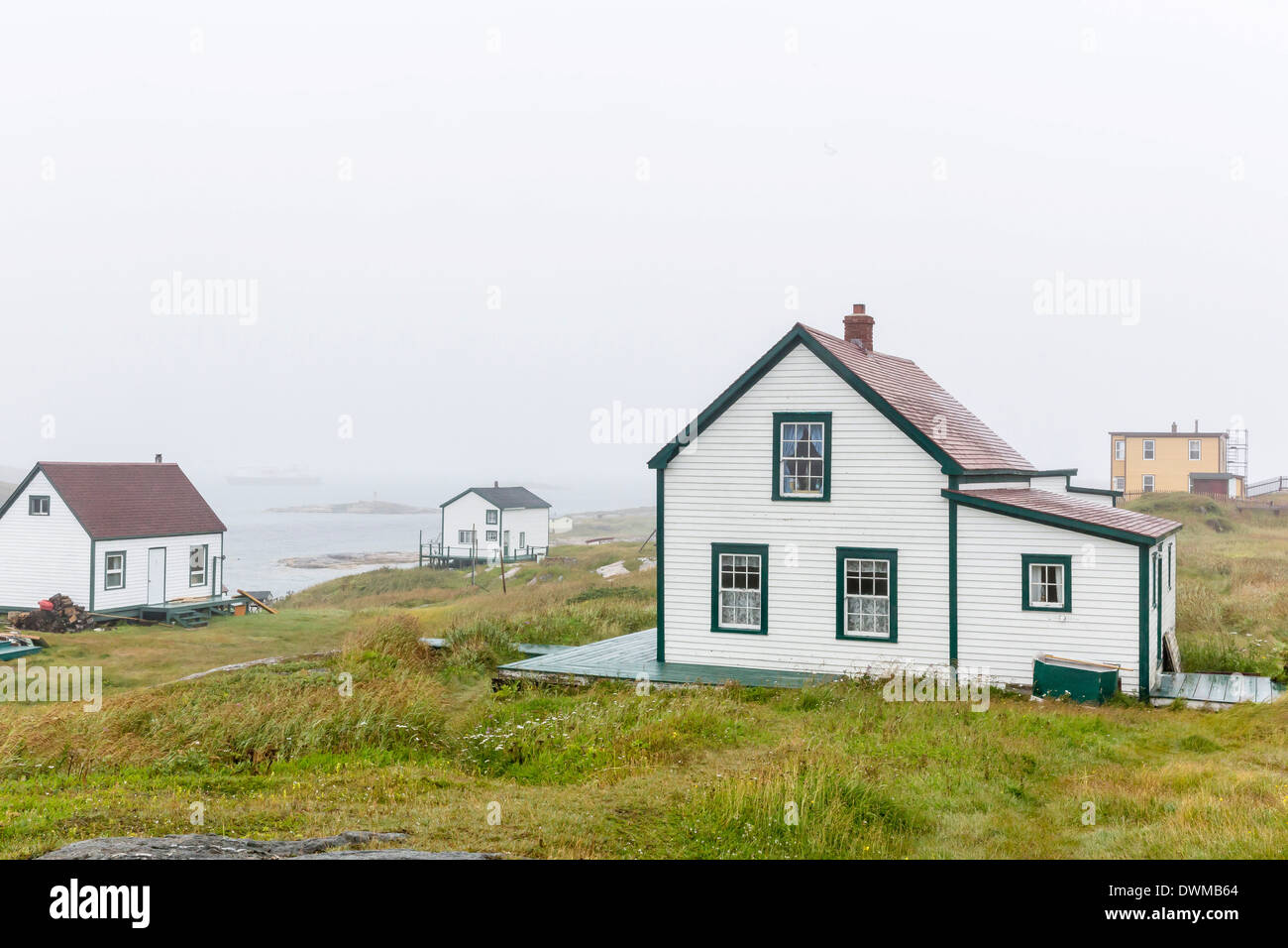 Les rouleaux en brouillard sur le petit village de pêcheurs préservé de Battle Harbour, au Labrador, Canada, Amérique du Nord Banque D'Images