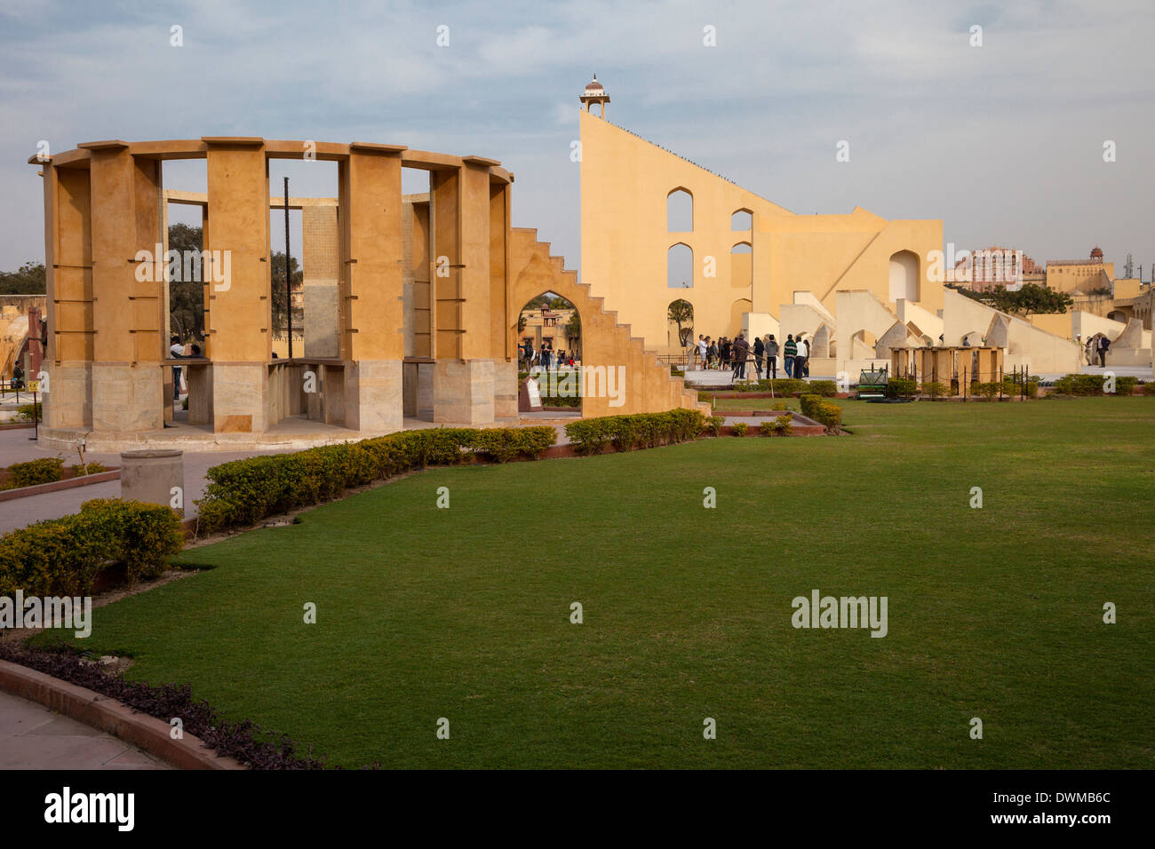 Jaipur, Rajasthan, Inde. Jantar Mantar, un 18e siècle Site pour les observations astronomiques, maintenant un site du patrimoine mondial. Banque D'Images