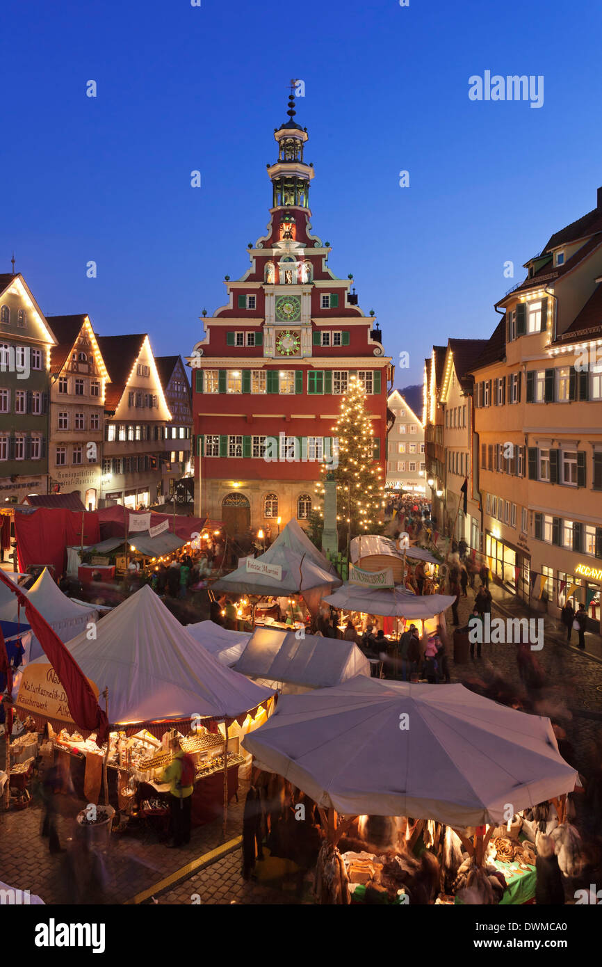 Foire de Noël sur la place du marché en face de l'ancienne mairie, Esslingen, Baden Wurtemberg, Allemagne, Europe Banque D'Images