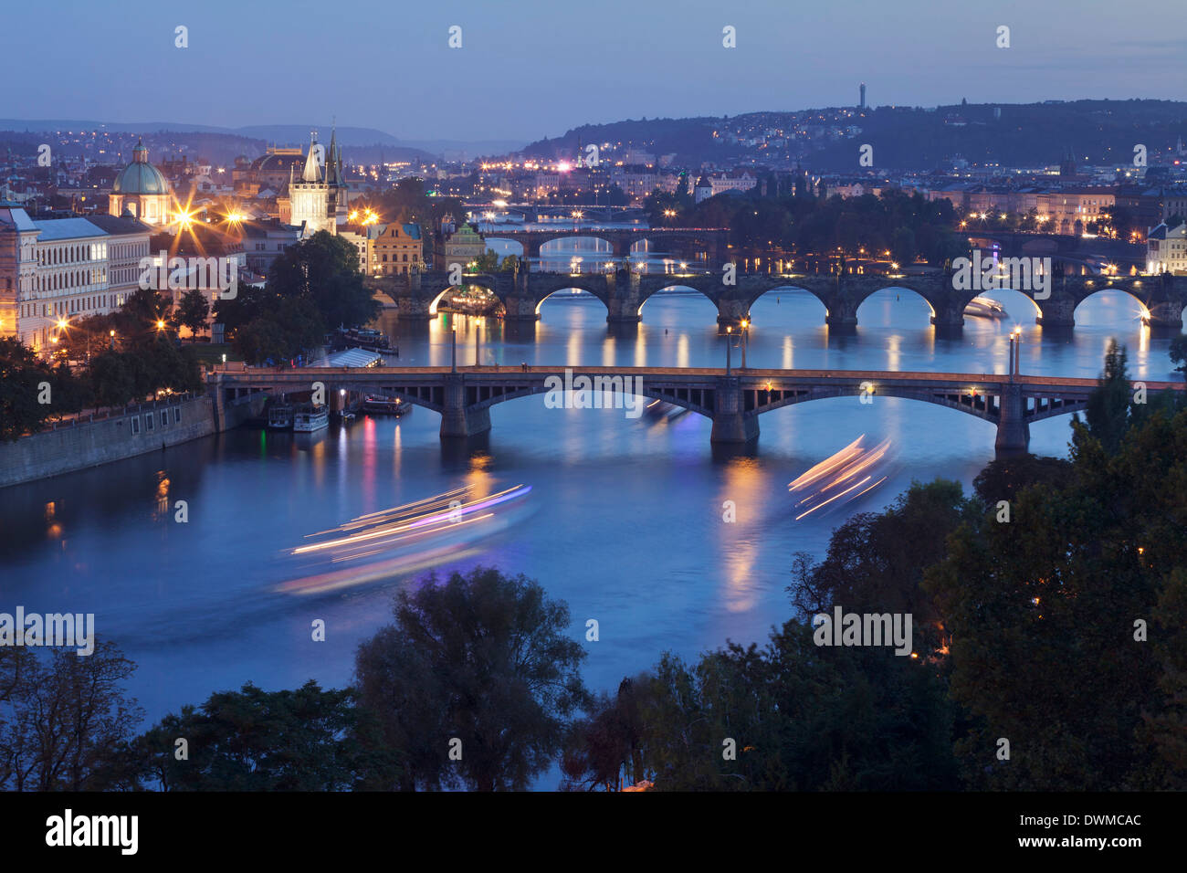 Ponts sur la rivière Vltava, y compris le pont Charles et la Tour du pont de la Vieille Ville, site de l'UNESCO, Prague, République Tchèque Banque D'Images