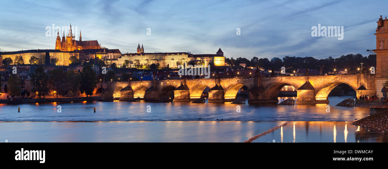 Vue sur la rivière Vltava au Pont Charles et du quartier du château, Site de l'UNESCO, Prague, République Tchèque Banque D'Images