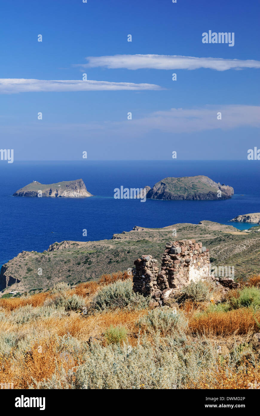 Vue sur la côte pittoresque de l'île de Milos, Cyclades, Grèce Banque D'Images