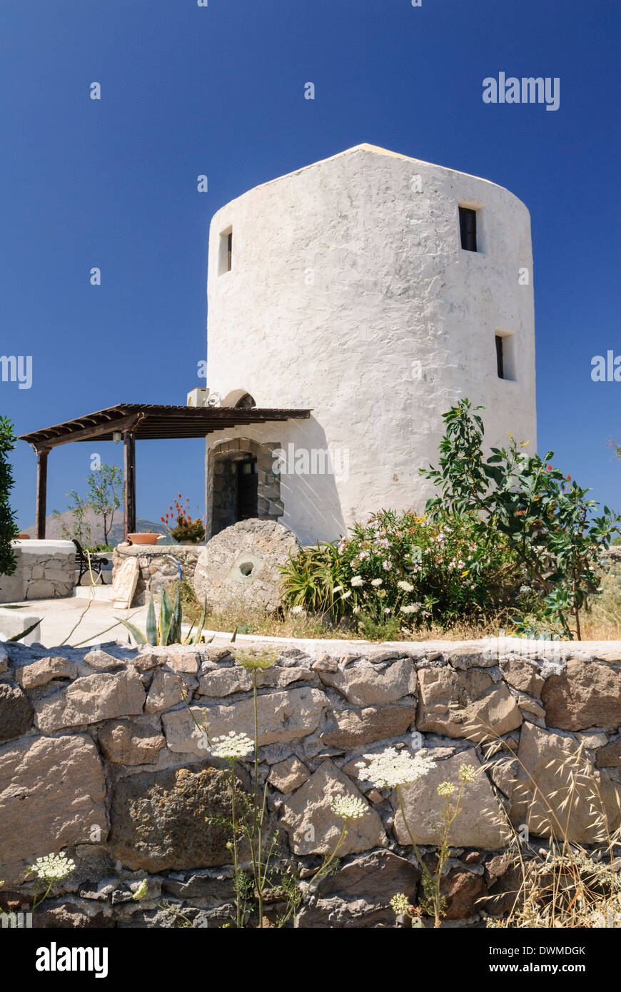 Un moulin à vent converti en une maison sur île de Milos, Cyclades, Grèce Banque D'Images