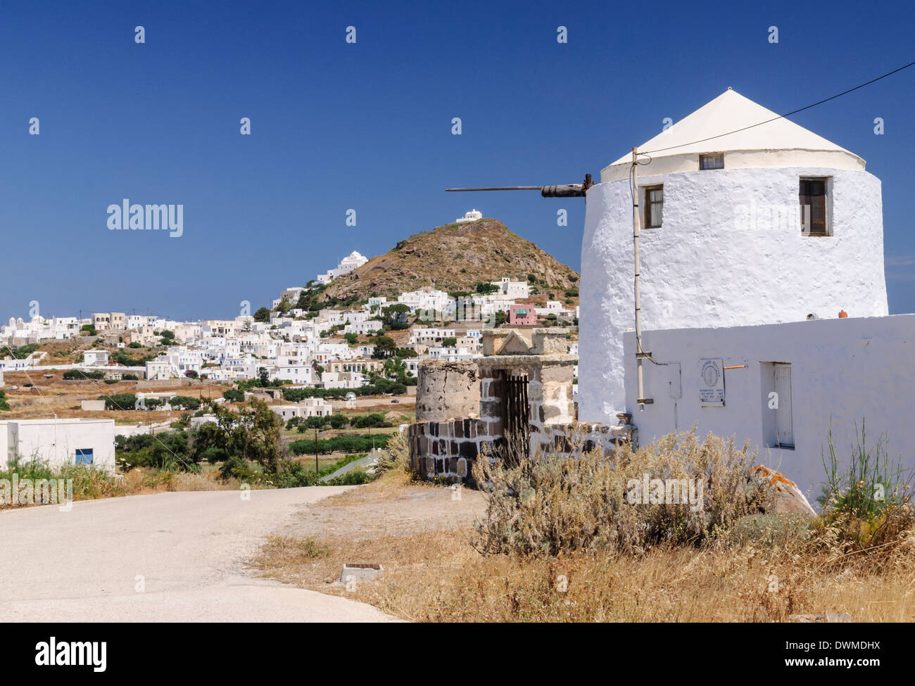 Vues Plaka passé un moulin rénové dans le village de Tripiti, île de Milos, Cyclades, Grèce Banque D'Images