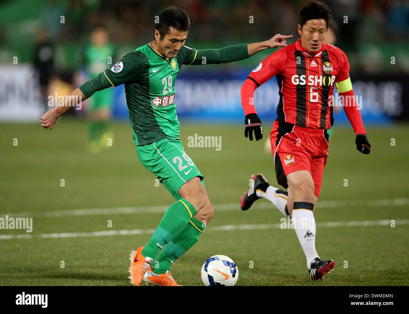 Beijing, Chine. Mar 11, 2014. Jiayi Shao (L) de Beijing Guoan pousses durant la Ligue des Champions de l'AFC 2014 Groupe F match de football contre le FC Séoul à Beijing, capitale de Chine, le 11 mars 2014. Le match s'est terminé par un nul 1-1. Crédit : Li Ming/Xinhua/Alamy Live News Banque D'Images