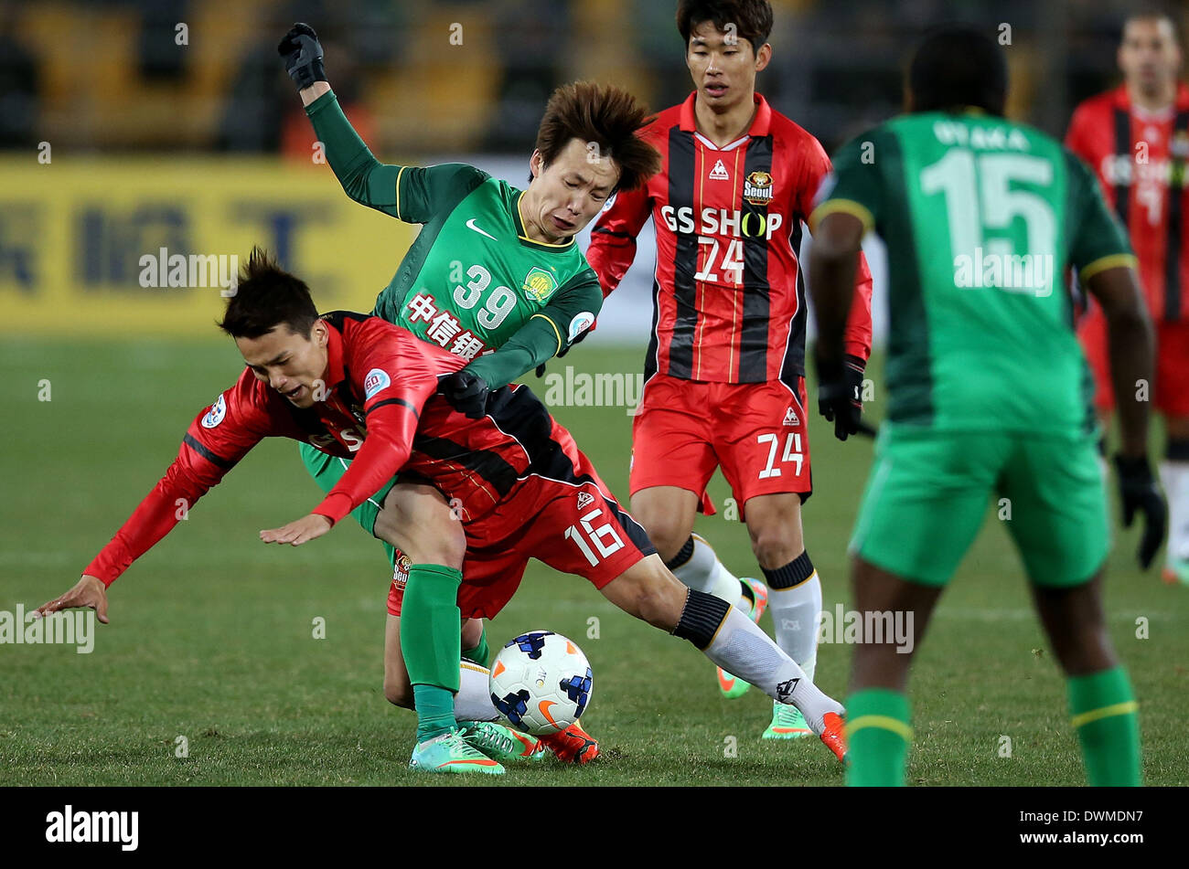 Beijing, Chine. Mar 11, 2014. Piao Cheng (2L) de Beijing Guoan eddv pour le bal au cours de l'AFC Champions League 2014 Groupe F match de football contre le FC Séoul à Beijing, capitale de Chine, le 11 mars 2014. Le match s'est terminé par un nul 1-1. Crédit : Li Ming/Xinhua/Alamy Live News Banque D'Images