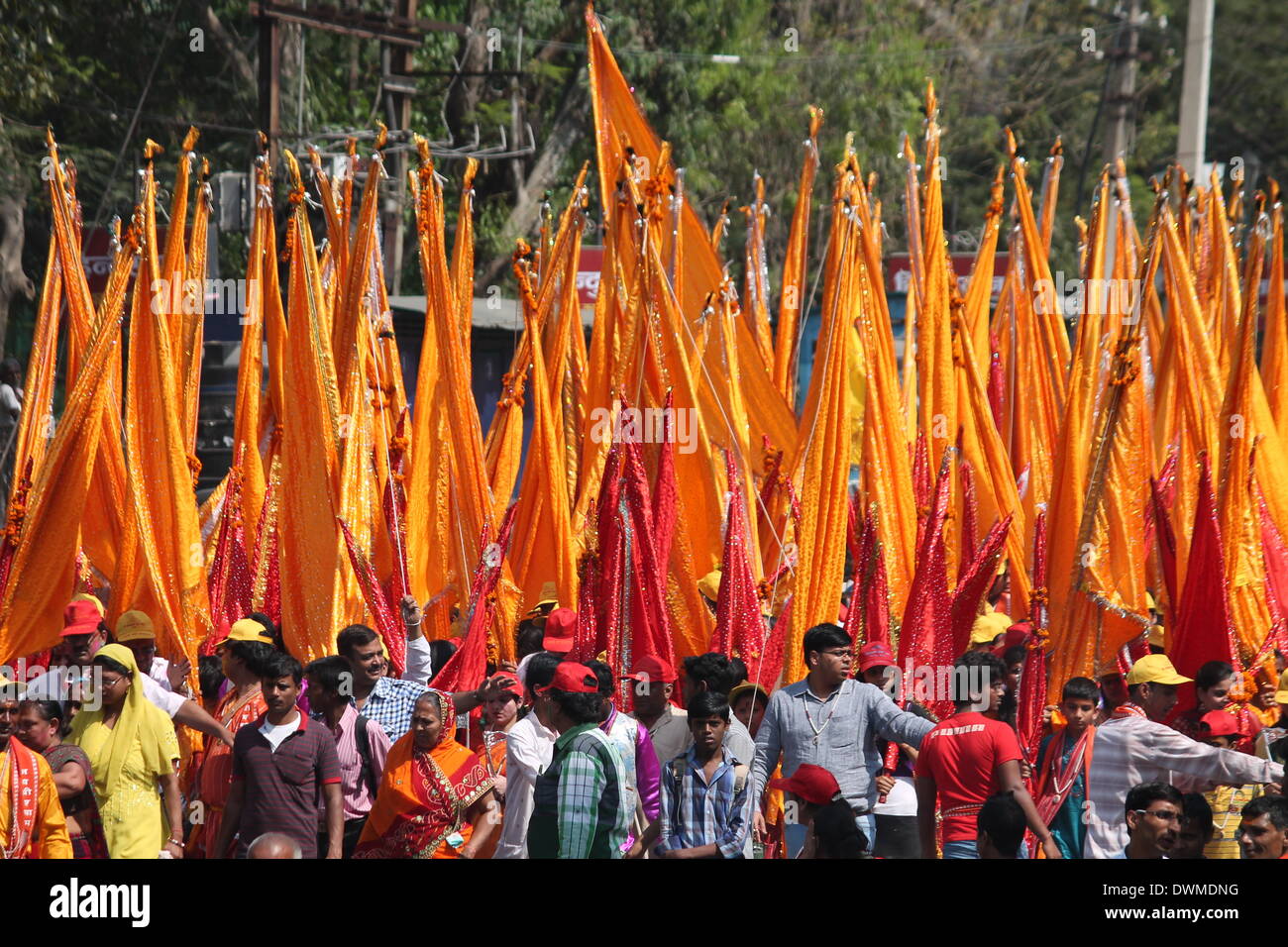 Gandhi Maidan, Patna, Bihar, Inde. 11 mars 2014. Procession Holi masse par Shri Saktidham Seva Nyas à Patna en avant de Holi, la fête hindoue de la couleur. Credit : Rupa Ghosh/ Alamy Live News. Banque D'Images