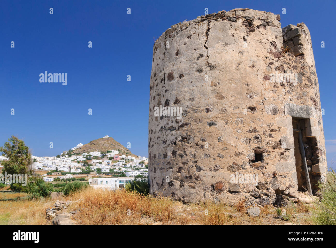 Vues Plaka passé un vieux moulin en ruine du village de Tripiti, île de Milos, Cyclades, Grèce Banque D'Images