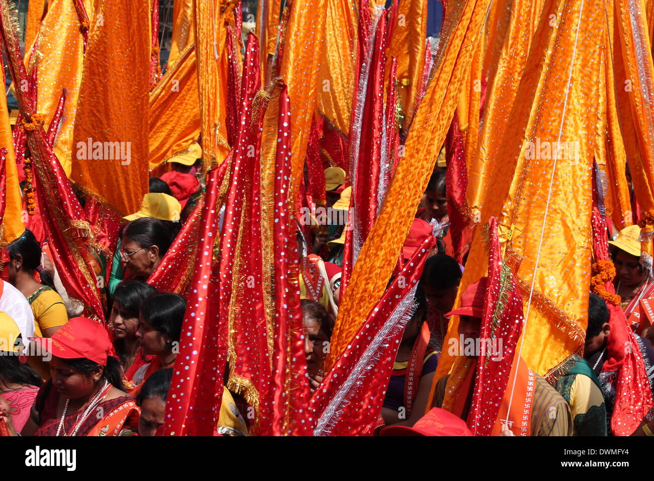 Gandhi Maidan, Patna, Bihar, Inde. 11 mars 2014. Procession Holi masse par Shri Saktidham Seva Nyas à Patna en avant de Holi, la fête hindoue de la couleur. Credit : Rupa Ghosh/ Alamy Live News. Banque D'Images