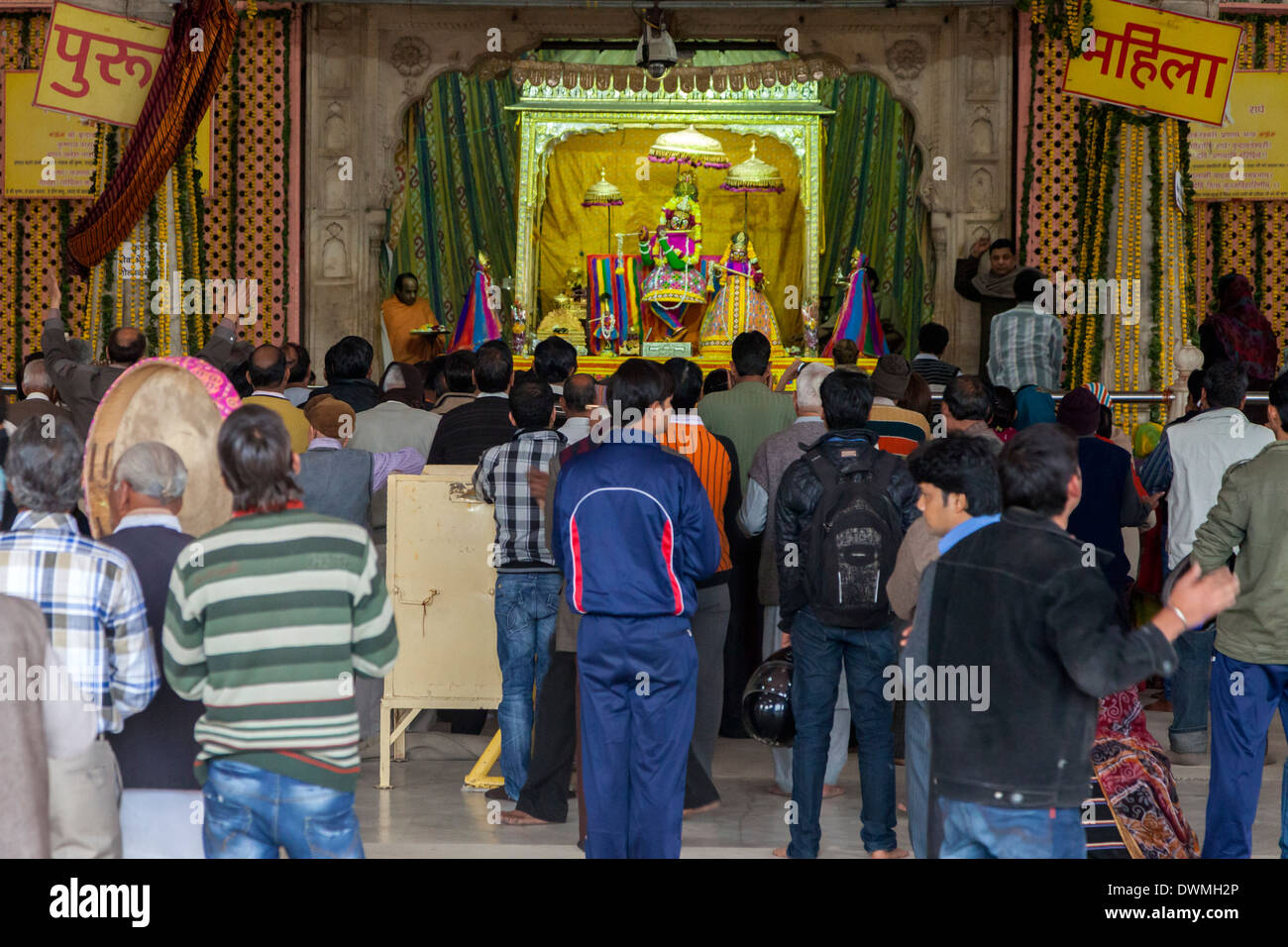 Jaipur, Rajasthan, Inde. Fidèles à Govind Devji Temple Hindou. Le sanctuaire contient une figure du Seigneur Krishna jouant de la flûte. Banque D'Images