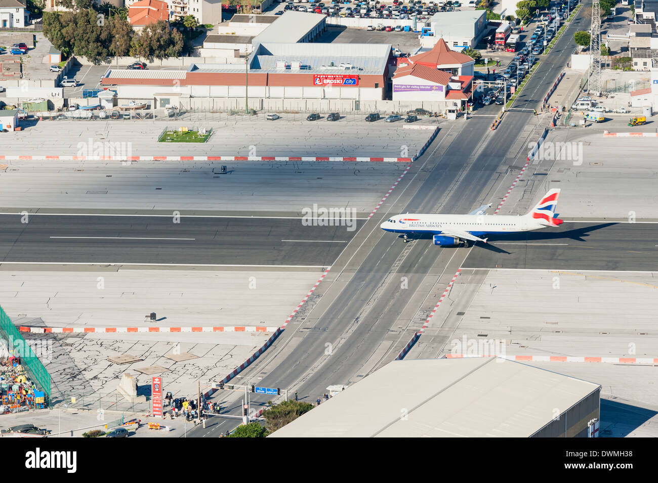 British Airways avion instants avant de décoller de l'aéroport de Gibraltar. Banque D'Images