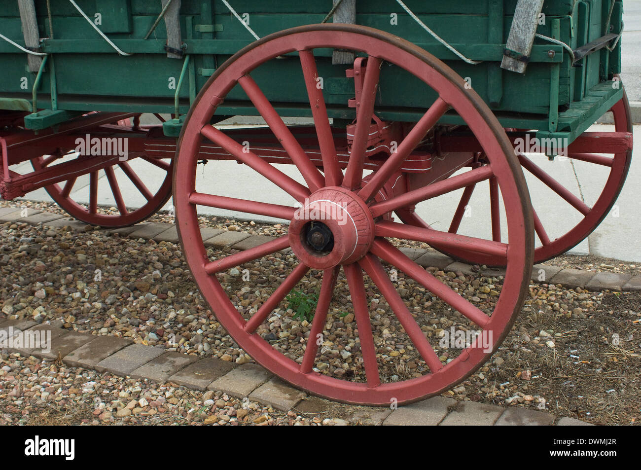 Roue d'un wagon couvert réplique sur le Santa Fe Trail, route Grove, Kansas Conseil. Photographie numérique Banque D'Images