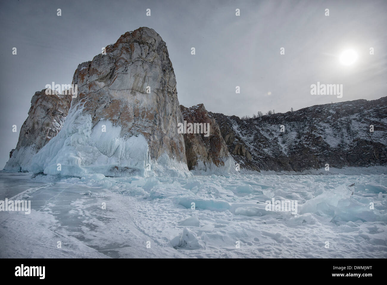 La glace rugueuse formé au Shaman Rock, l'île Olkhon, le lac Baïkal, Oblast d'Irkoutsk, en Sibérie, Russie Banque D'Images