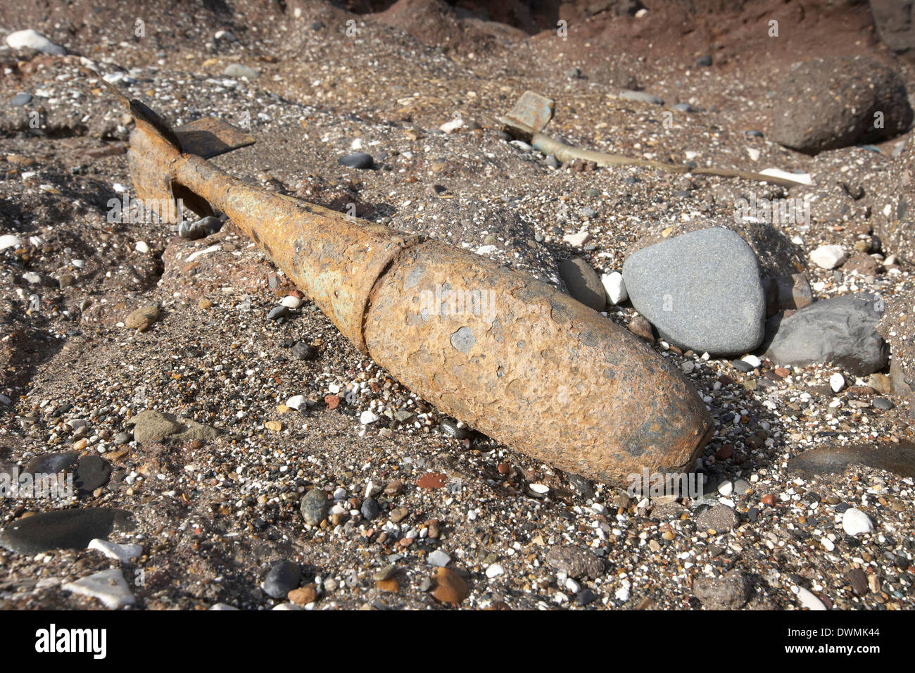 Munitions bombe non explosée exposés par l'érosion côtière sur Mappleton plage près de Hornsea East Yorkshire, UK Banque D'Images