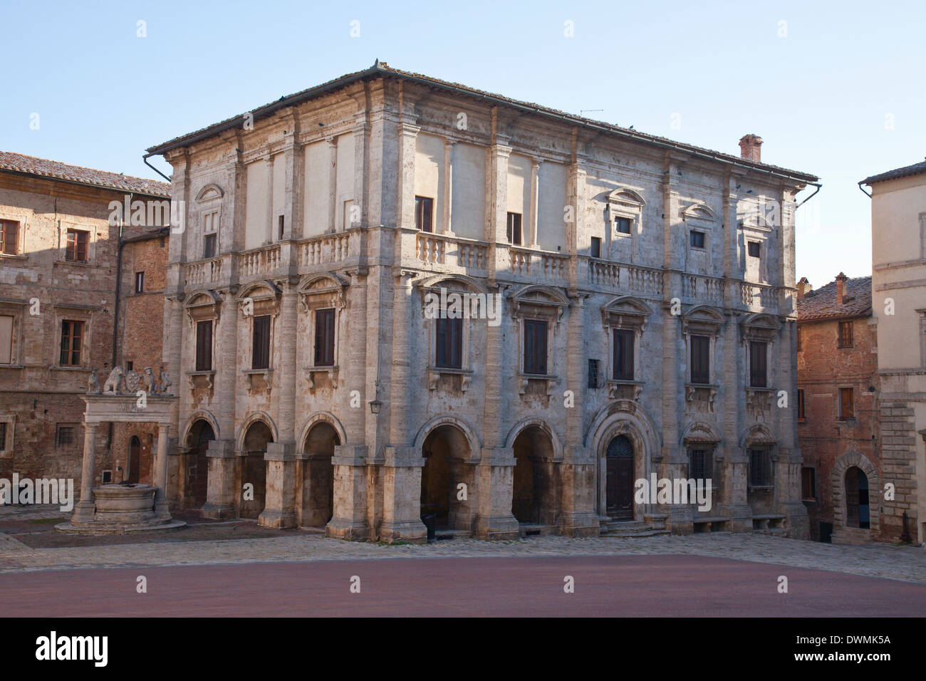 Palazzo Nobili Tarugi et bien dans la Piazza Grande, Montepulciano, Toscane, Italie. Banque D'Images