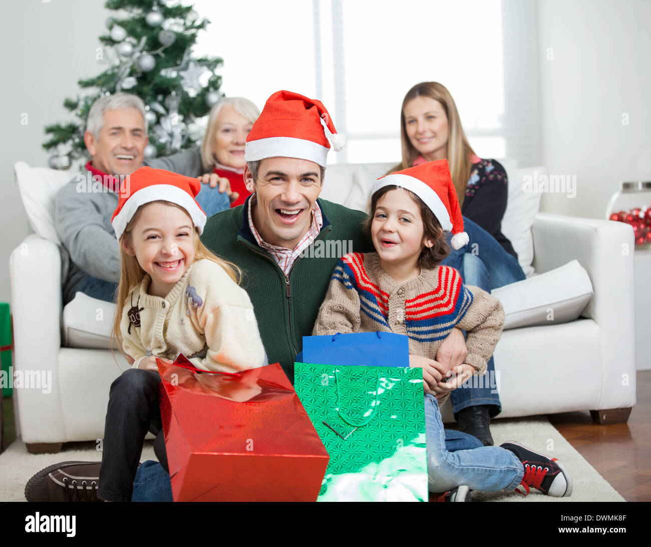 Une famille heureuse avec des cadeaux à Noël Banque D'Images