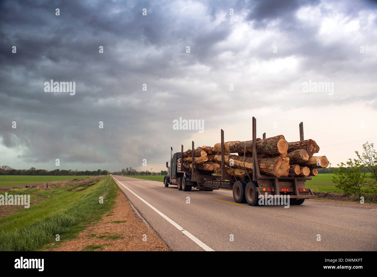Dans le Mississippi de grumier roulant dans le coeur d'un orage, avec une veille de tornade, États-Unis d'Amérique Banque D'Images