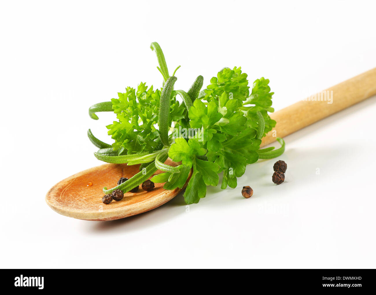 Les herbes fraîches, poivre noir et cuillère en bois Banque D'Images