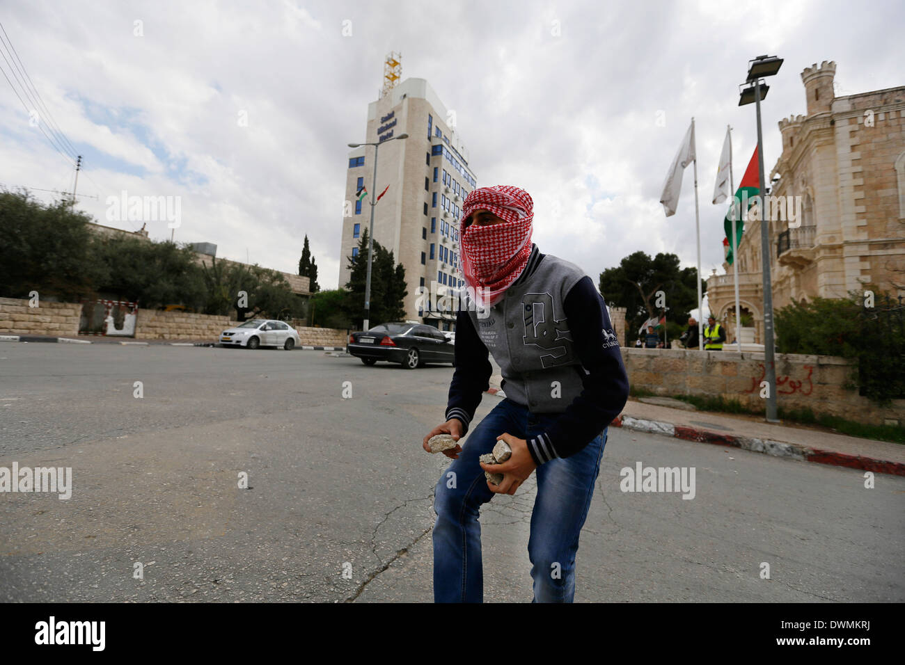 Palestiniens masqués ont lancé des pierres sur les soldats israéliens, au cours d'affrontements. Banque D'Images