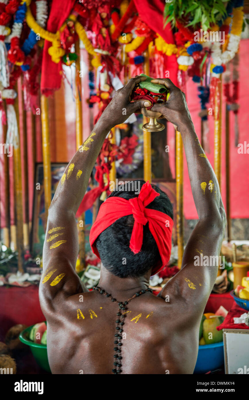 L'homme de prier dans un temple hindou Sri Lanka Annuradhapura Banque D'Images