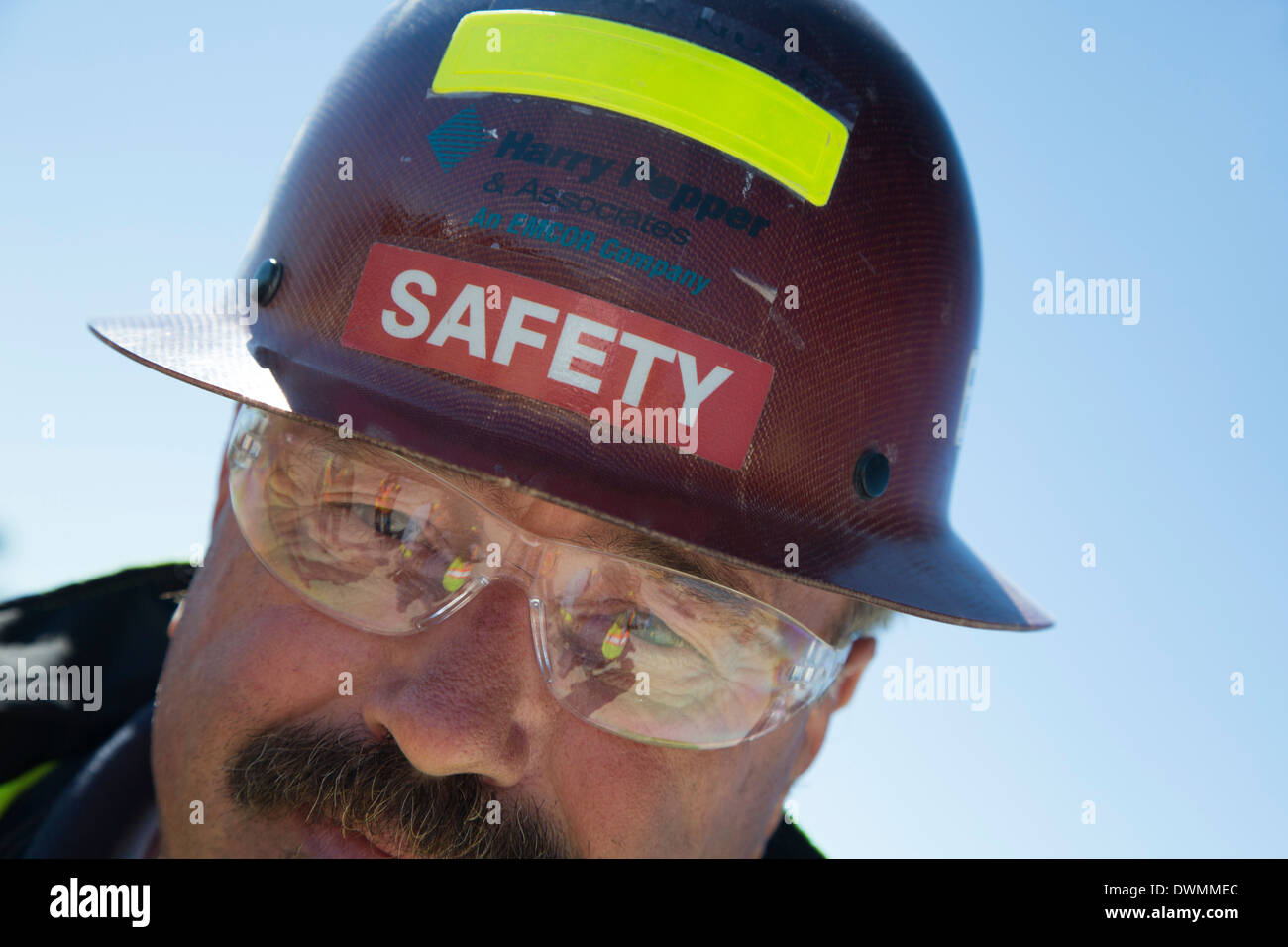 Naples, Floride - un travailleur de la construction dans un projet de restauration des Everglades. Banque D'Images