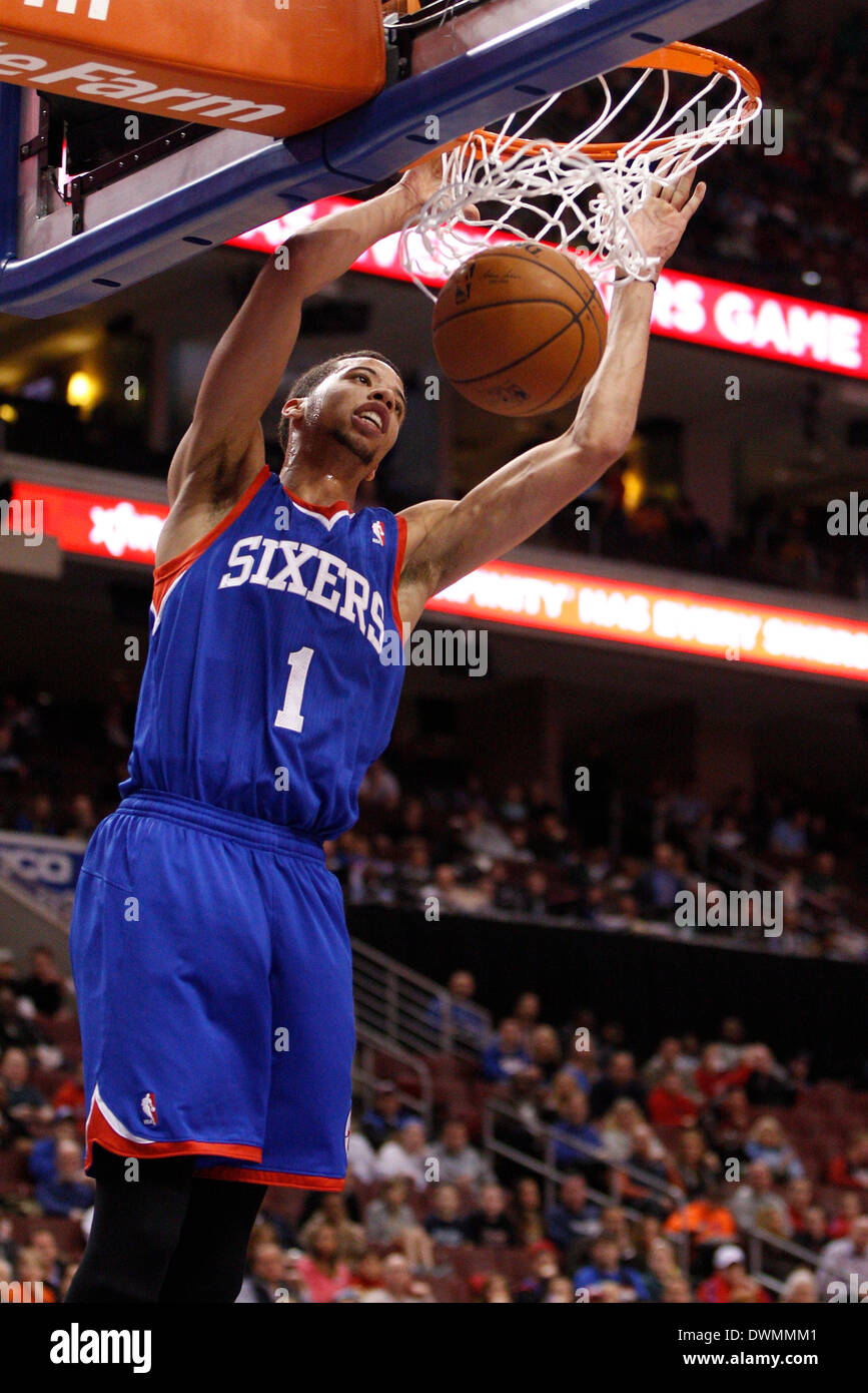 8 mars 2014 : Philadelphia 76ers Michael Carter-Williams point guard (1) dunks le ballon au cours de la NBA match entre les Utah Jazz et les Philadelphia 76ers au Wells Fargo Center de Philadelphie, Pennsylvanie. Le Jazz a gagné 104-92. Christopher (Szagola/Cal Sport Media) Banque D'Images