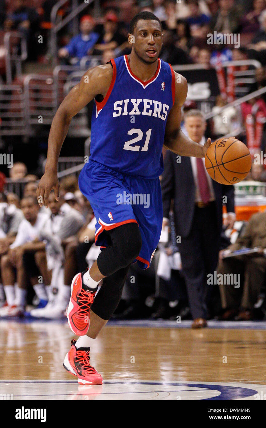 8 mars 2014 : Philadelphia 76ers avant Thaddeus Young (21) en action au cours de la NBA match entre les Utah Jazz et les Philadelphia 76ers au Wells Fargo Center de Philadelphie, Pennsylvanie. Le Jazz a gagné 104-92. Christopher (Szagola/Cal Sport Media) Banque D'Images