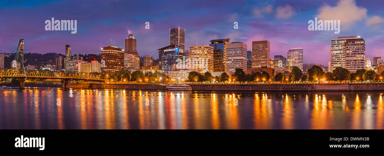 Le crépuscule sur la rivière Willamette et de Portland en Oregon, USA Banque D'Images