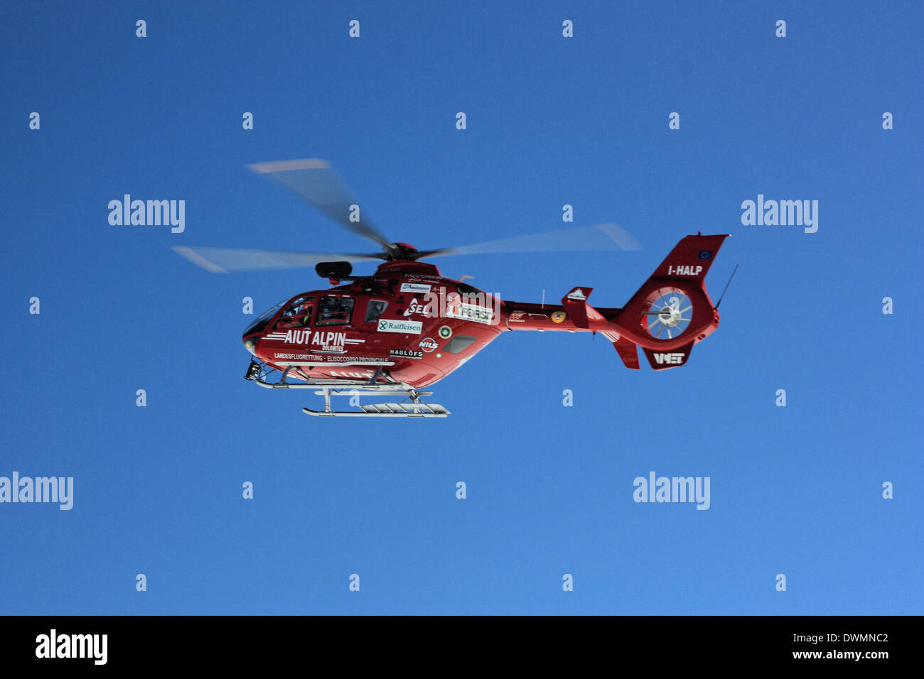 'Aiut Alpin Dolomites' heli mountain rescue, Eurocopter EC 135 T2, Alpe di Siusi / Alpe di Siusi, le Tyrol du Sud, Italie Banque D'Images