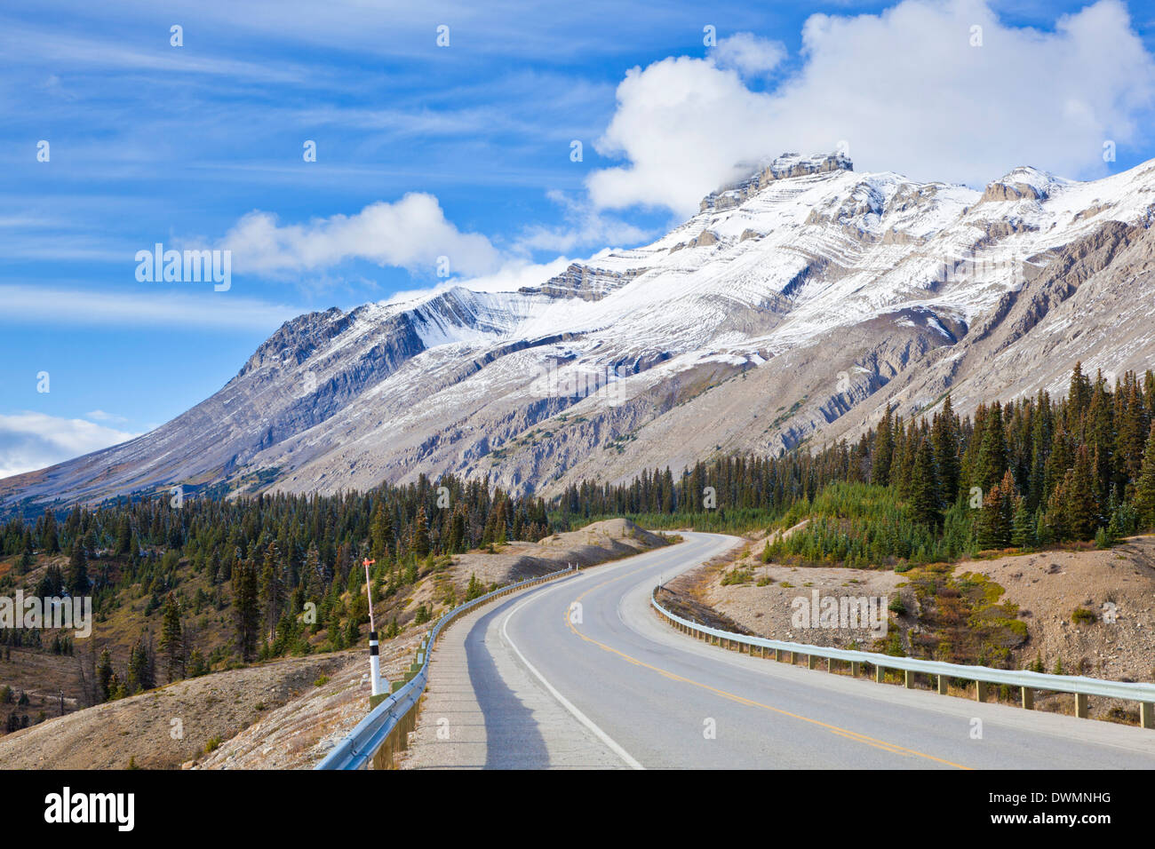 La route de la promenade des Glaciers dans le parc national Jasper, le site du patrimoine mondial de l'UNESCO, de l'Alberta, Canadian Rockies, Canada Banque D'Images