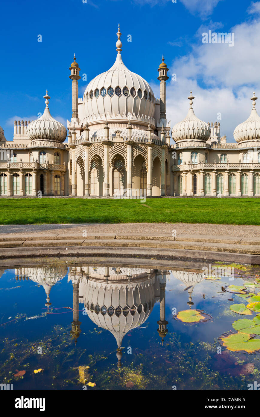 Le pavillon royal de Brighton avec réflexion, Brighton, East Sussex, Angleterre, Royaume-Uni, Europe Banque D'Images