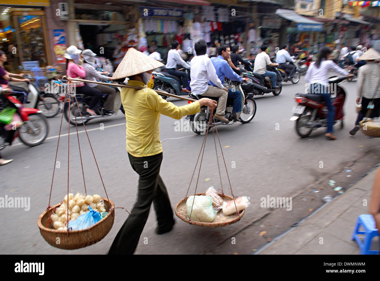 Porter dans le vieux quartier, Hanoï, Vietnam, Indochine, Asie du Sud, Asie Banque D'Images