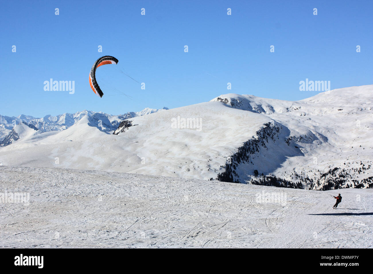 Le ski cerf-volant à la corne Rittner, cols alpins Banque D'Images