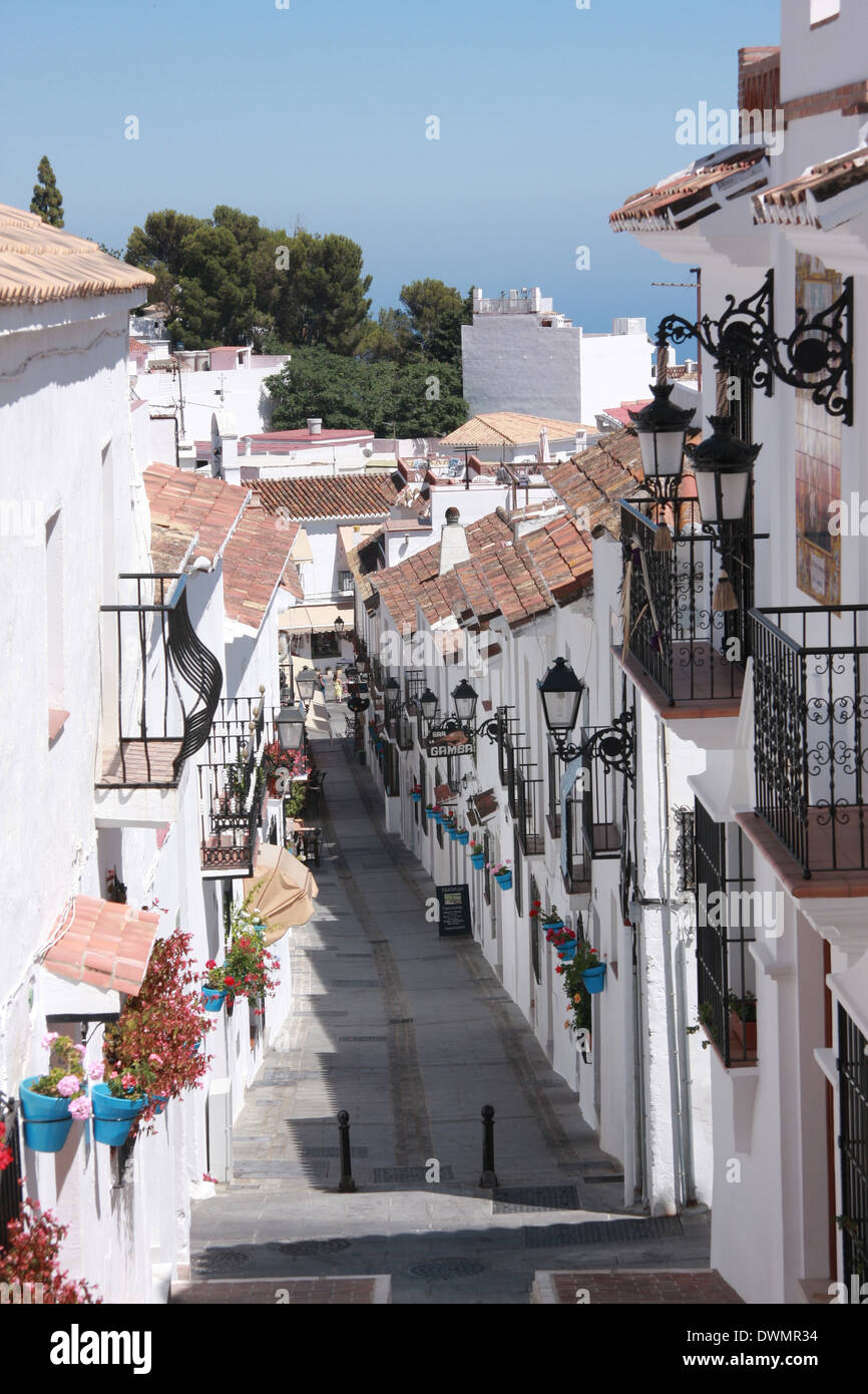 Journée ensoleillée en Espagne, la marche et entouré de murs blancs en descendant le chemin d'un petit village typique de Mijas. Destination de voyage Banque D'Images