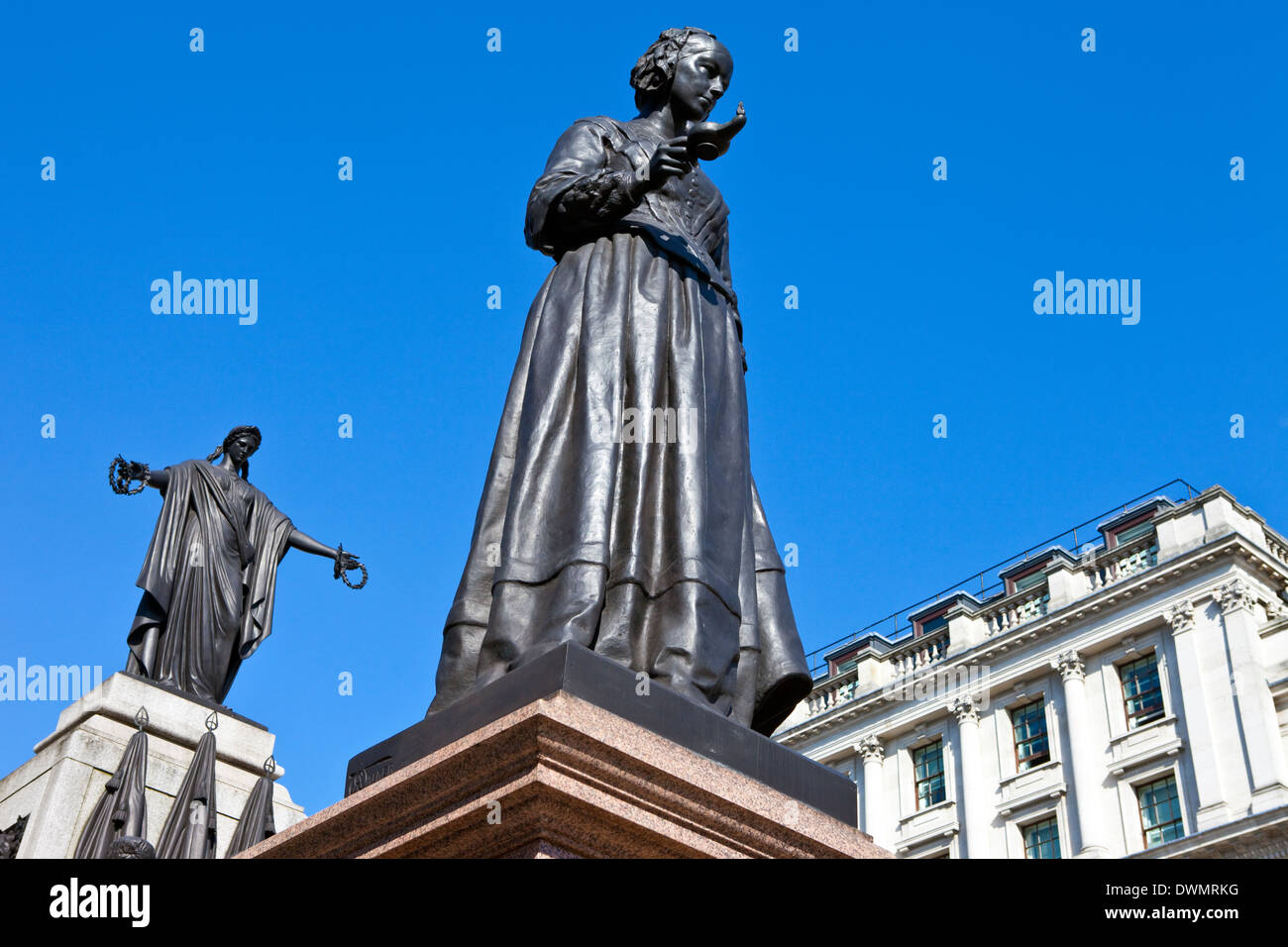 Statue de Florence Nightingale avec la guerre de Crimée Memorial derrière. Situé dans la région de Waterloo Place à Londres. Banque D'Images