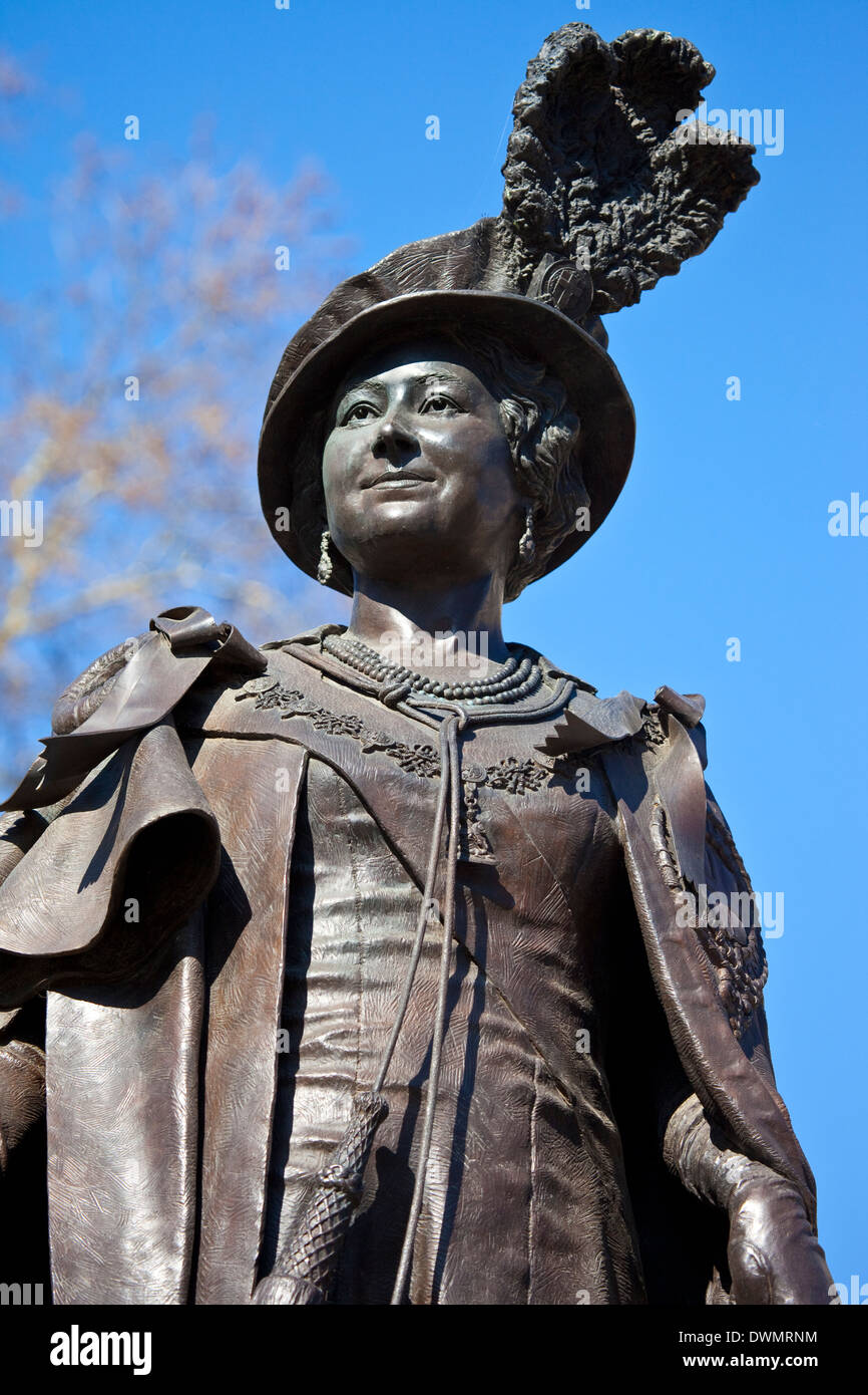 Statue de la reine mère Elizabeth, situé dans la région de Carlton Gardens, près de The Mall à Londres. Banque D'Images