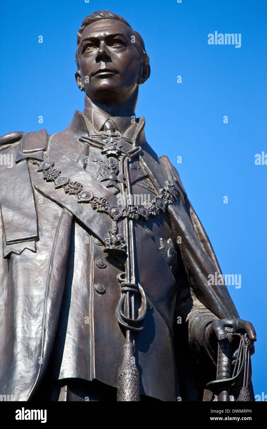 Statue du Roi George VI situé dans la région de Carlton Gardens, près de The Mall à Londres. Banque D'Images