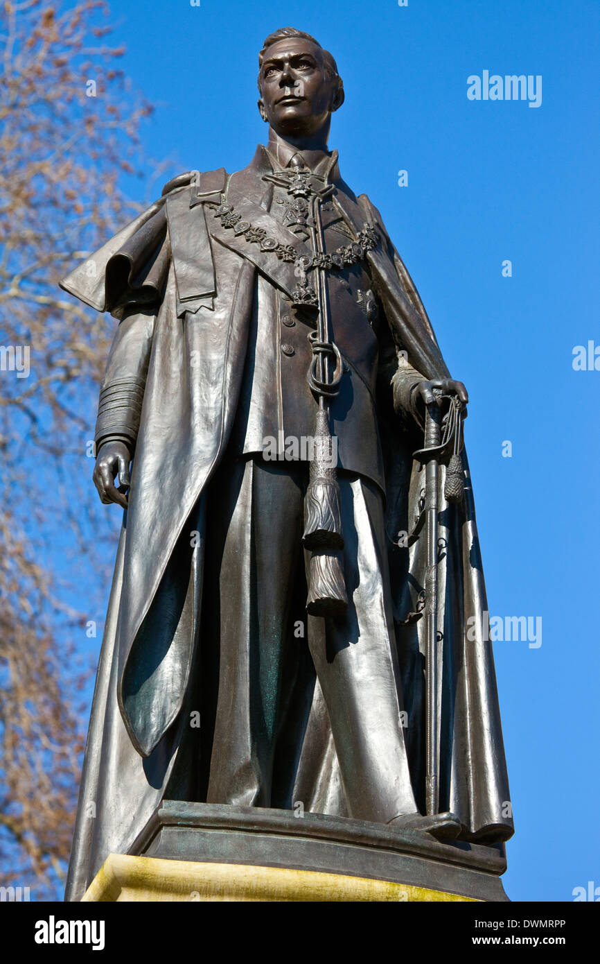 Statue du Roi George VI situé dans la région de Carlton Gardens, près de The Mall à Londres. Banque D'Images