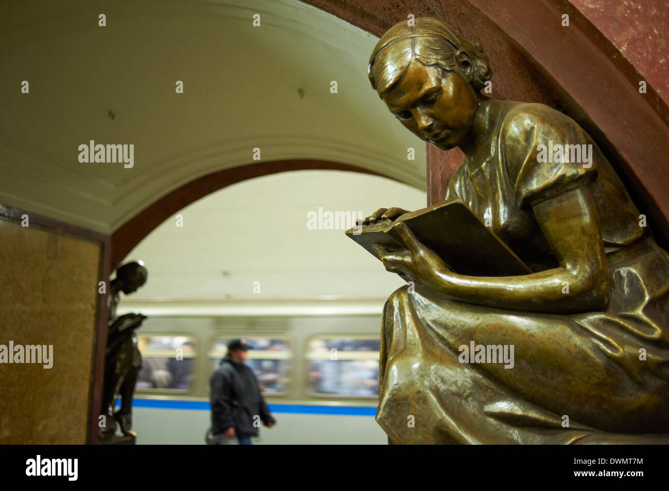 La station de métro Ploshad (Place de la révolution Revolutsi), Moscou, Russie, Europe Banque D'Images