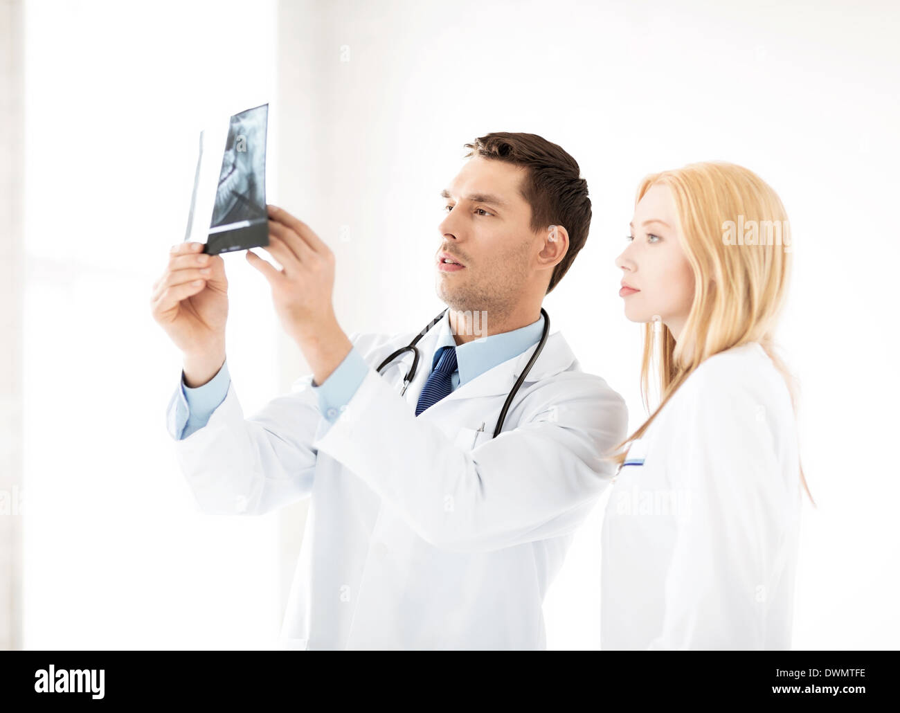 Deux médecins à la recherche de x-ray Banque D'Images