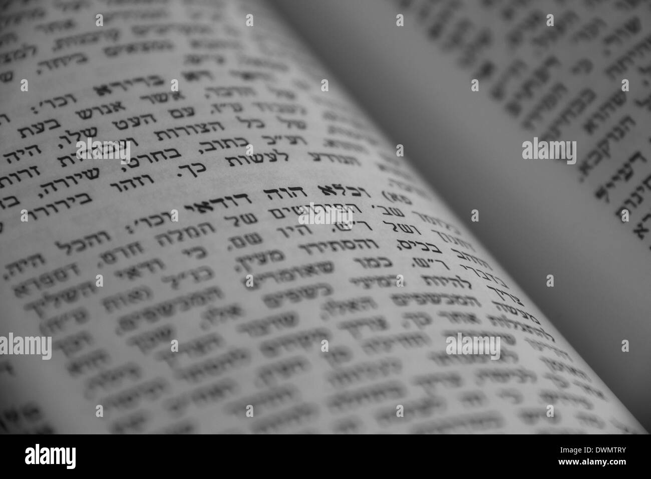 Fragment de kabbalistique mystique 'Zohar' Livre - La connaissance ésotérique du judaïsme médiéval.Image en noir et blanc Banque D'Images