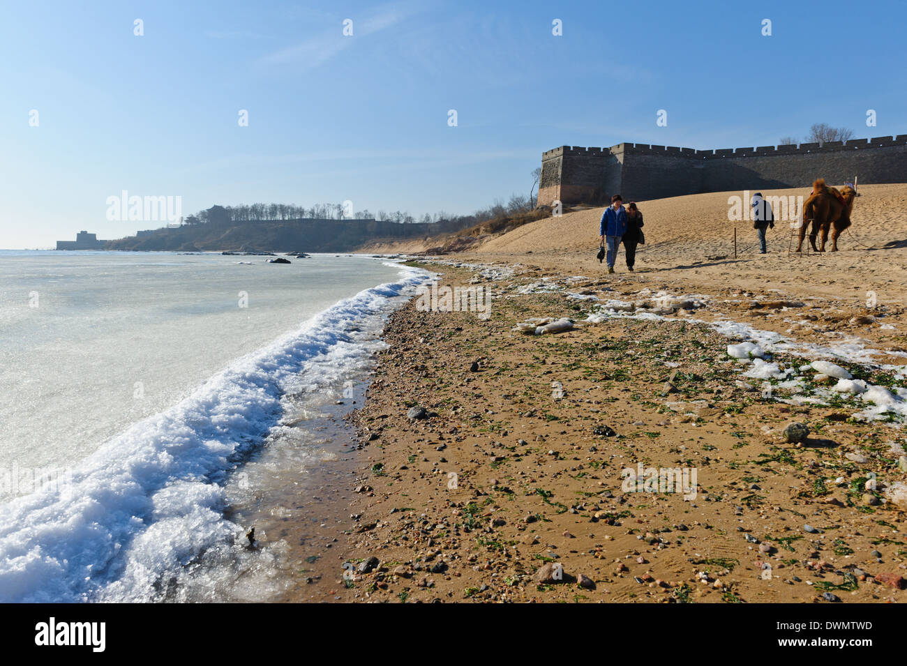 La mer gelée et plage près de Great Wall Laolongtou (Ancienne tête de dragon). Shanhaiguan, Province de Hebei, Chine. Banque D'Images