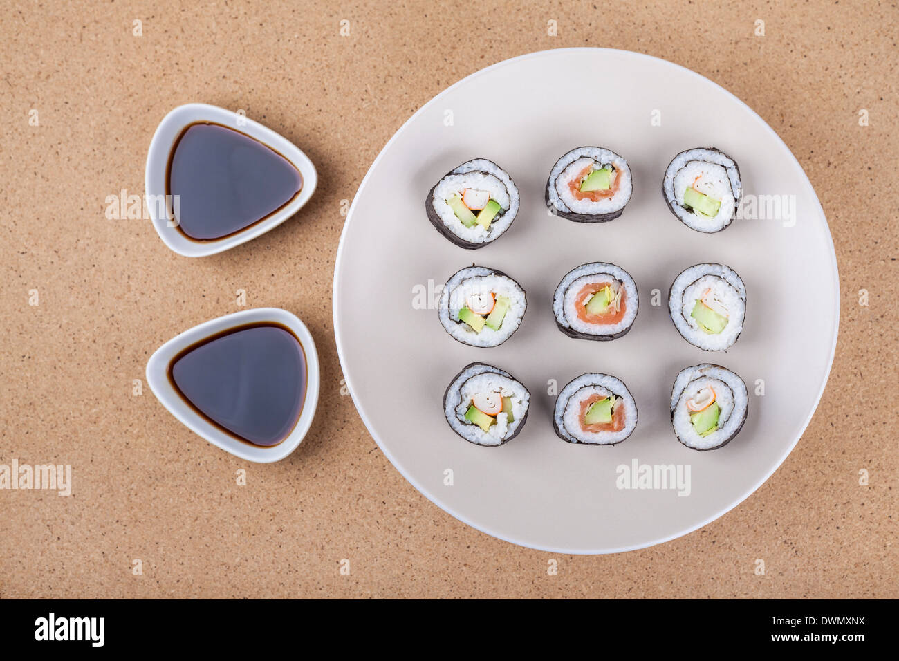 Assiette de rouleaux de sushi et la sauce soya. Banque D'Images