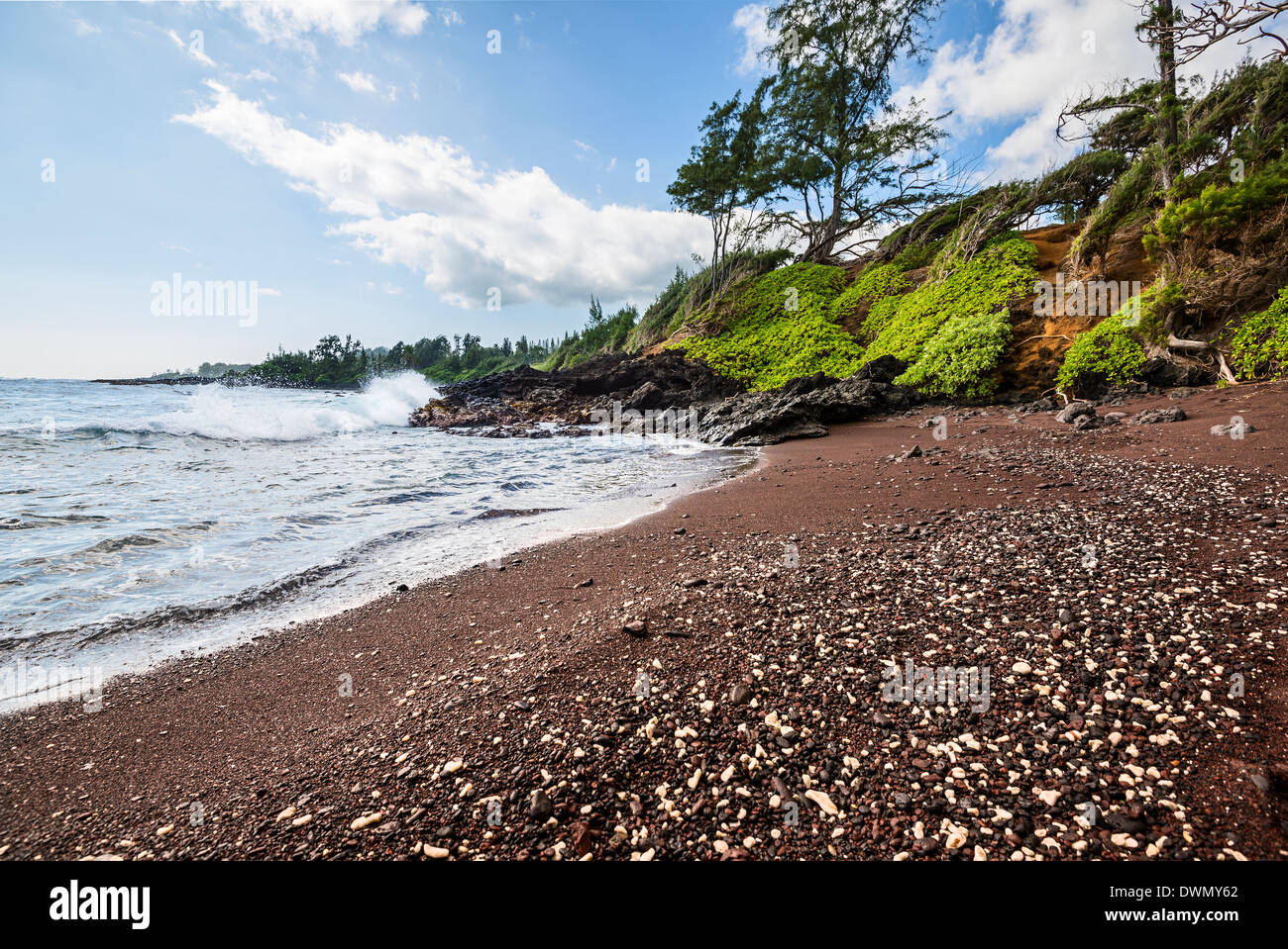 L'exotique et superbe plage de sable rouge sur l'île hawaïenne de Maui. Banque D'Images