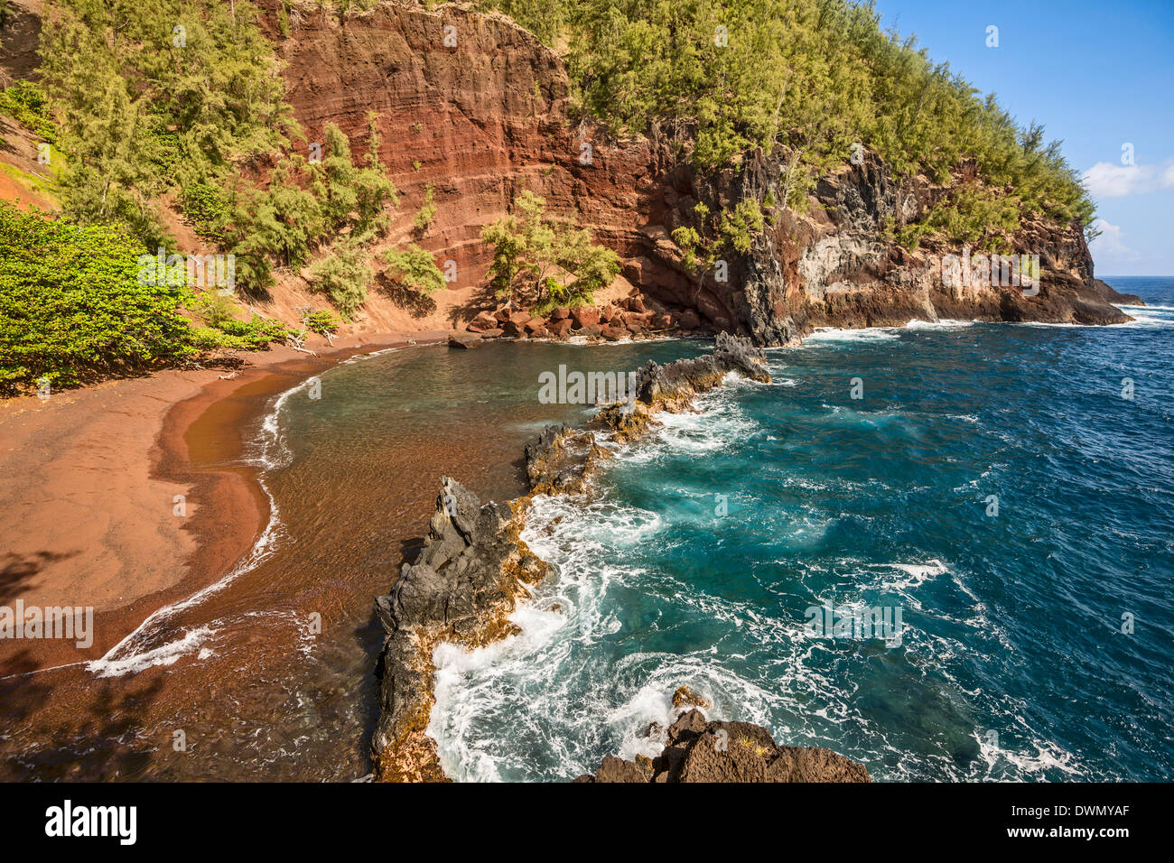 L'exotique et superbe plage de sable rouge sur l'île hawaïenne de Maui. Banque D'Images