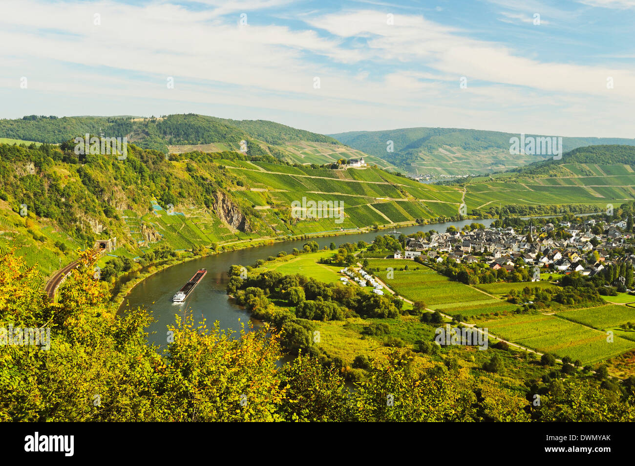 Vue sur la Moselle (Mosel) et Puenderich village, Rhénanie-Palatinat, Allemagne, Europe Banque D'Images