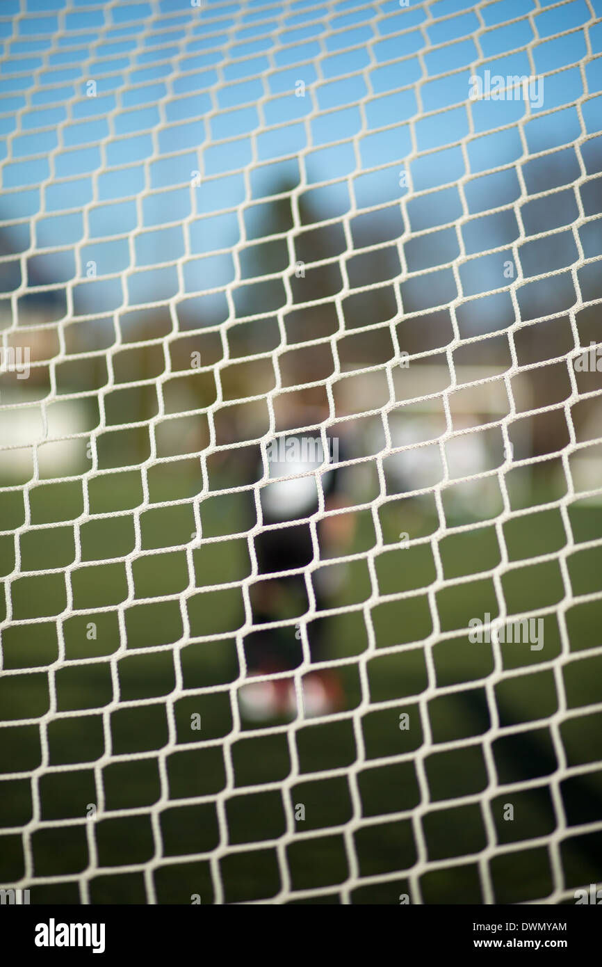 Close-up de buts de soccer net avec gardien trouble dans l'arrière-plan Banque D'Images