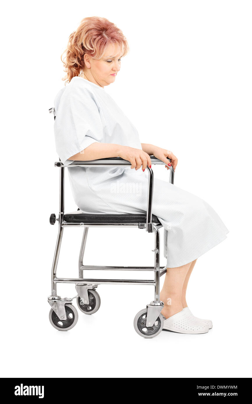 Triste femme patient assis dans un fauteuil roulant isolé sur fond blanc Banque D'Images