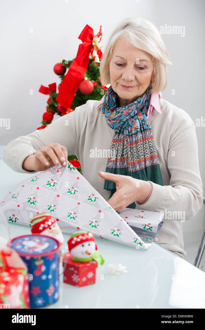 Woman Wrapping Christmas Present Banque D'Images