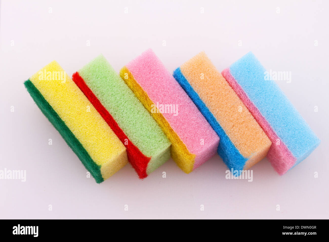 Un lot d'éponges en différentes couleurs Banque D'Images